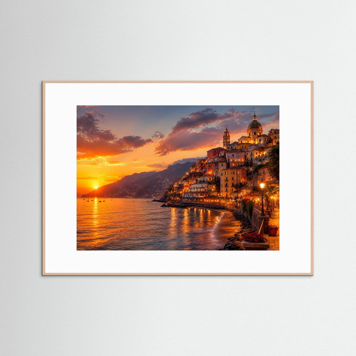 Amalfiküste Poster Querformat | Italienische Küstenstadt bei Sonnenuntergang | Mediterranes Wandbild mit Meer, Altstadt & goldener Abendstimmung