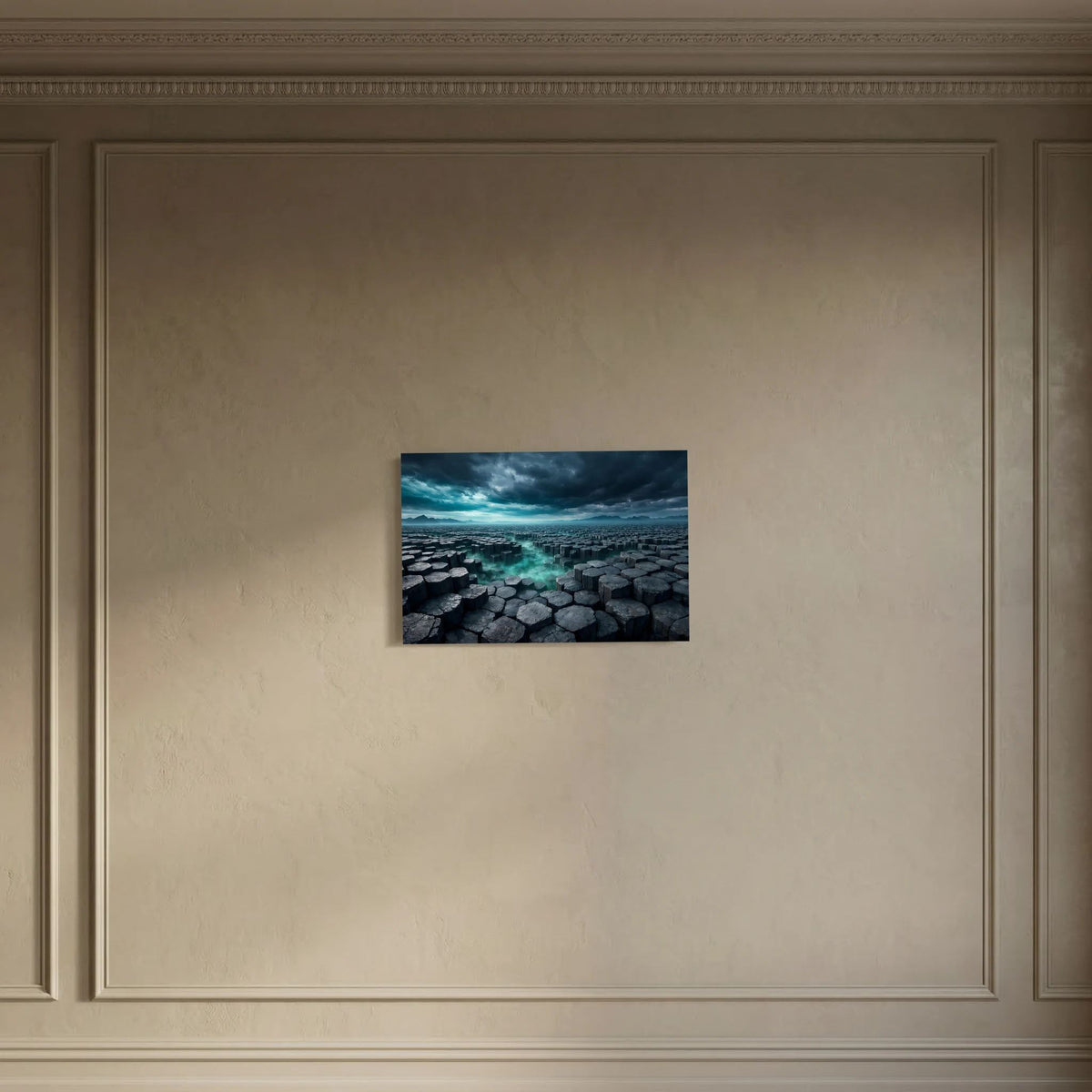Wandbild im Querformat mit Basaltsäulen-Motiv, türkisfarbener Wasserkanal, dunkle Steinlandschaft