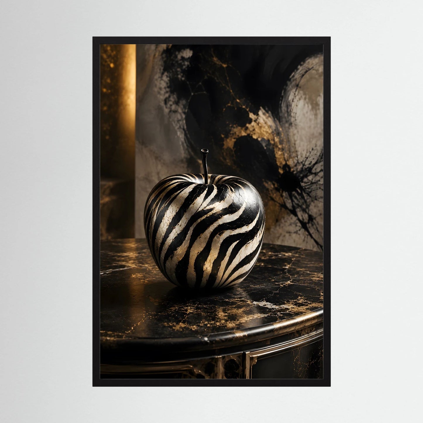 Kunstposter im schwarzen Rahmen mit zebra-gestreiftem Apfel und Goldakzenten