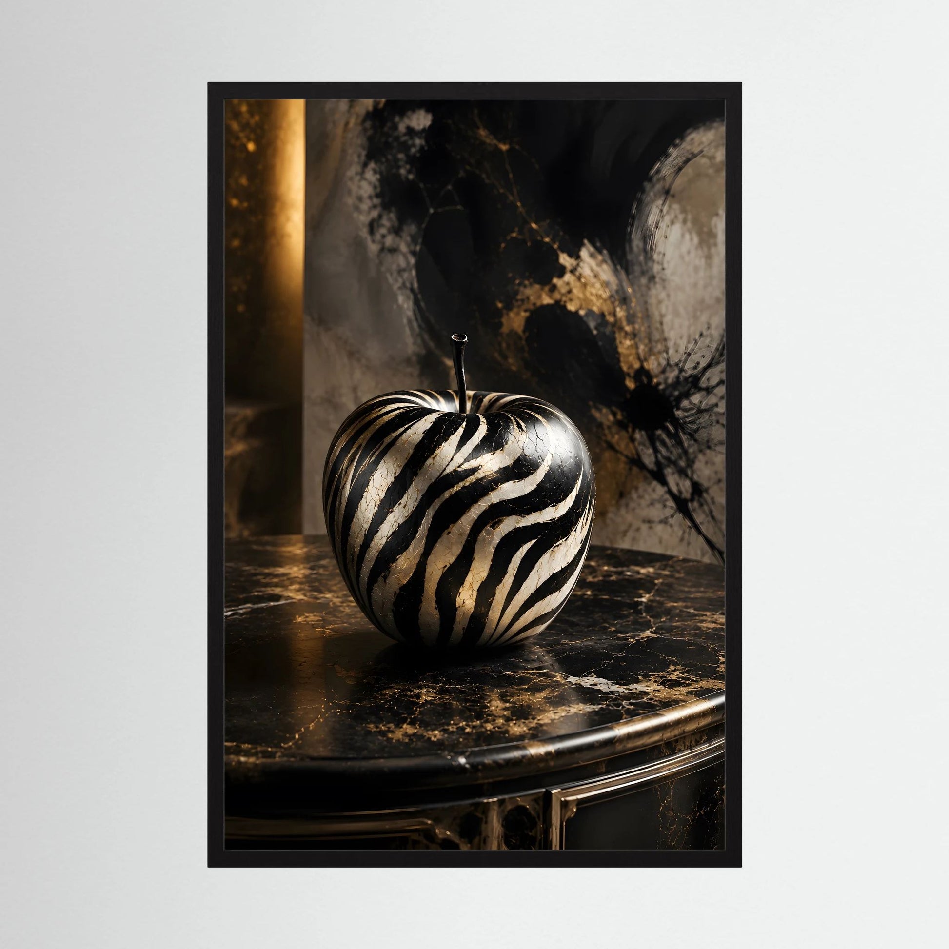 Kunstposter im schwarzen Rahmen mit zebra-gestreiftem Apfel und Goldakzenten