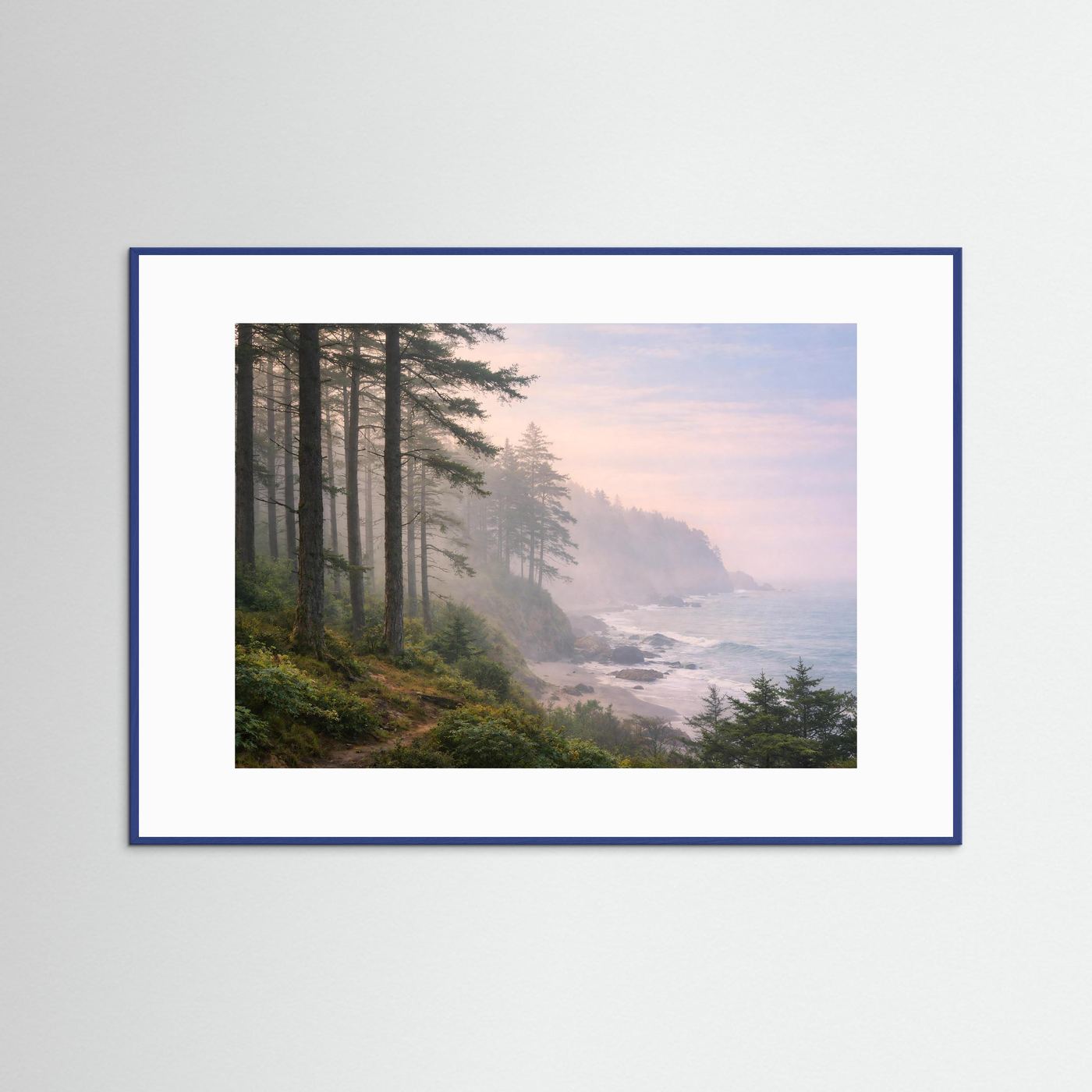 Naturpanorama-Poster mit nebligem Küstenwald und Meer, blauer Holzrahmen
