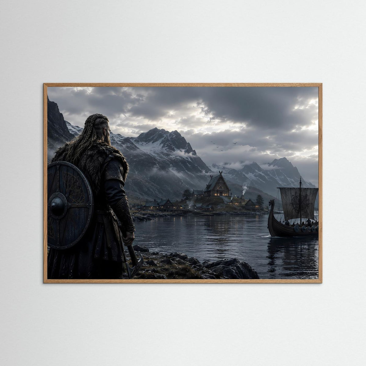 Wikinger-Poster im Querformat mit hellem Holzrahmen: Langschiff im Fjord