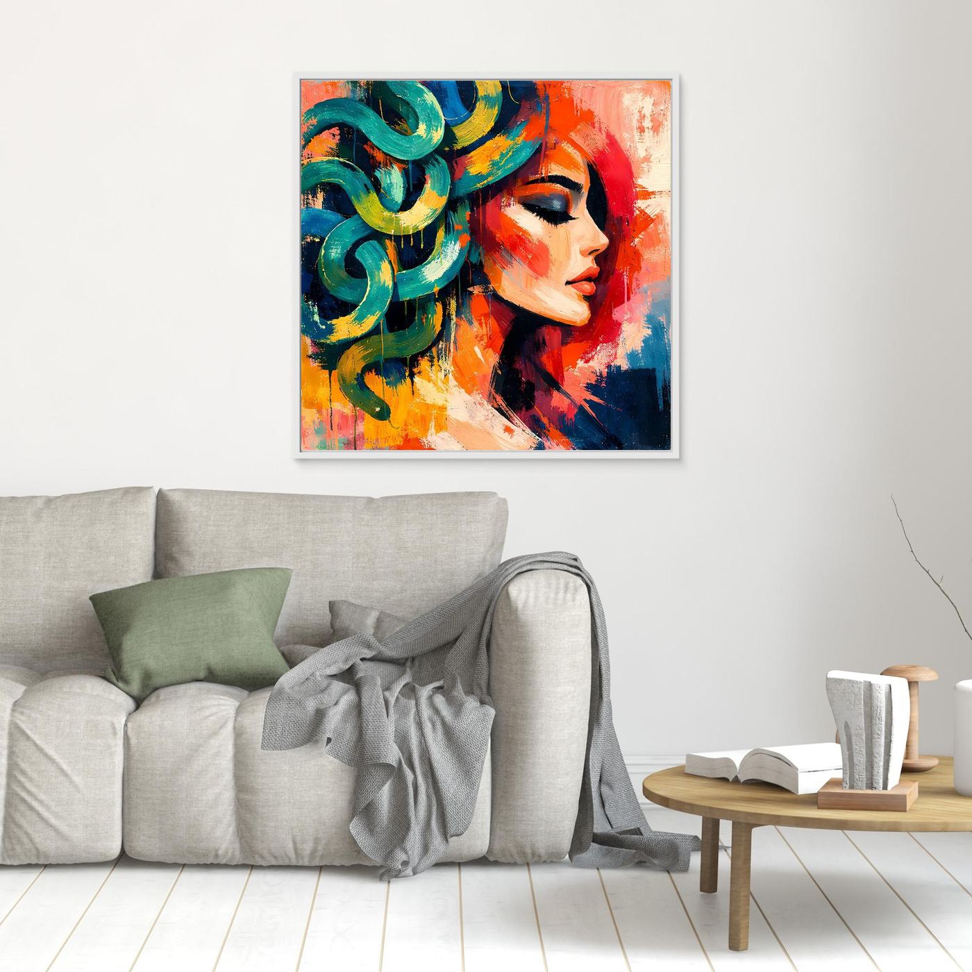 Wandbild mit abstraktem Medusa-Porträt in Rot, Grün und Blau über grauem Sofa