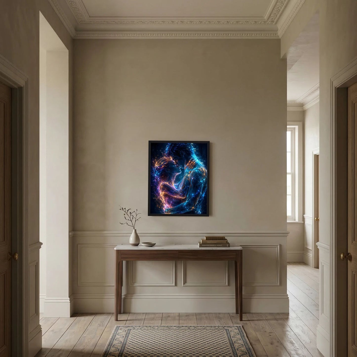 Schwarz gerahmtes Kunstposter mit leuchtendem Paar in Blau, Violett und Gold in Wandnische