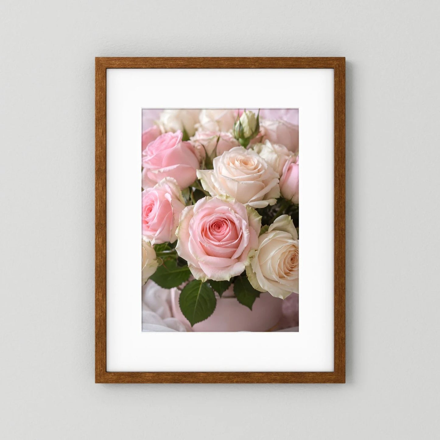 Rosenposter mit rosa und weißen Rosen im Holzrahmen, hochformatig.