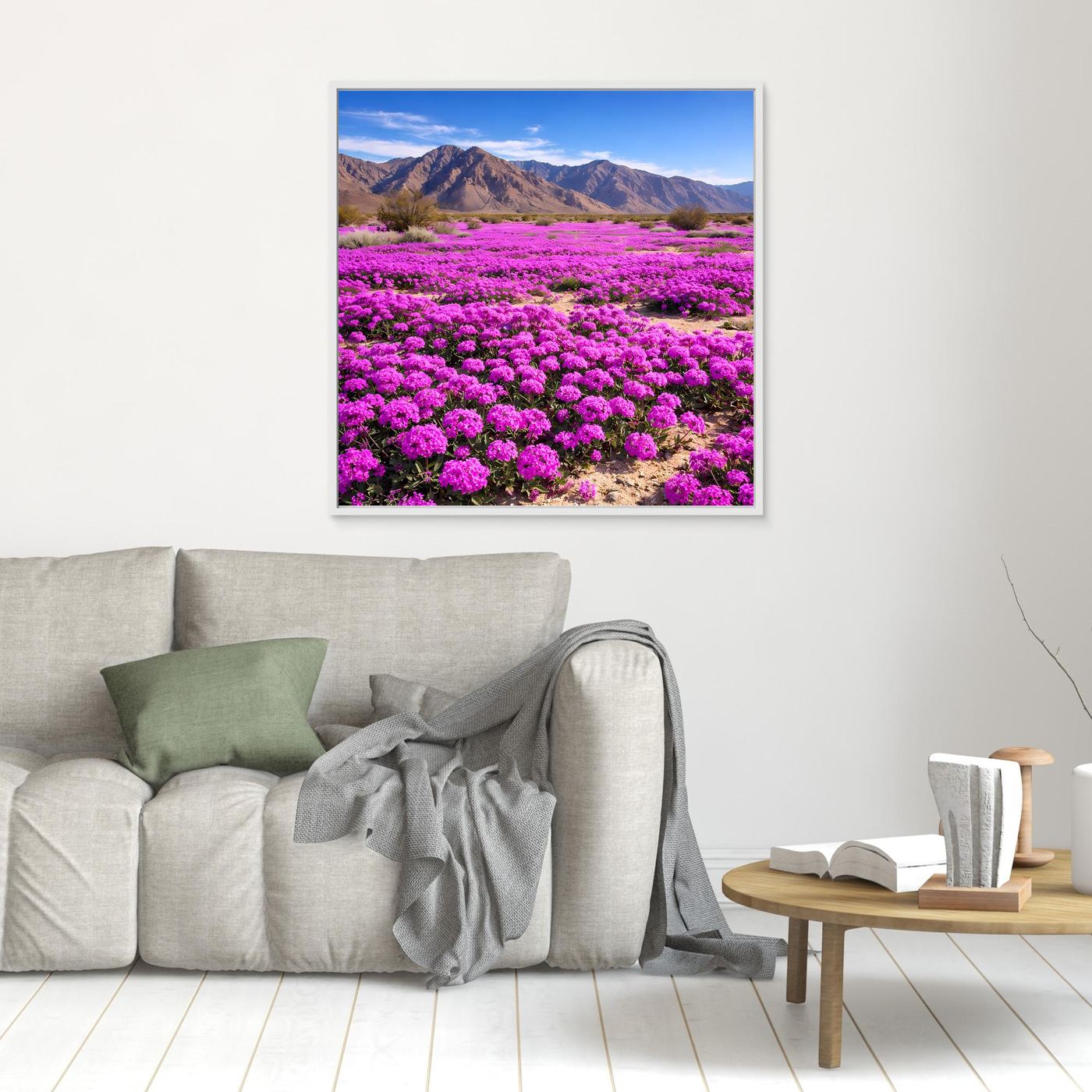Leinwandbild mit lila Blütenwüste und Bergen im Hochformat