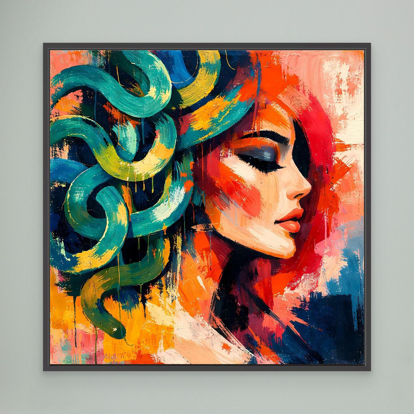 Wandbild mit abstraktem Medusa-Porträt in Rot, Grün und Blau, schwarz gerahmt