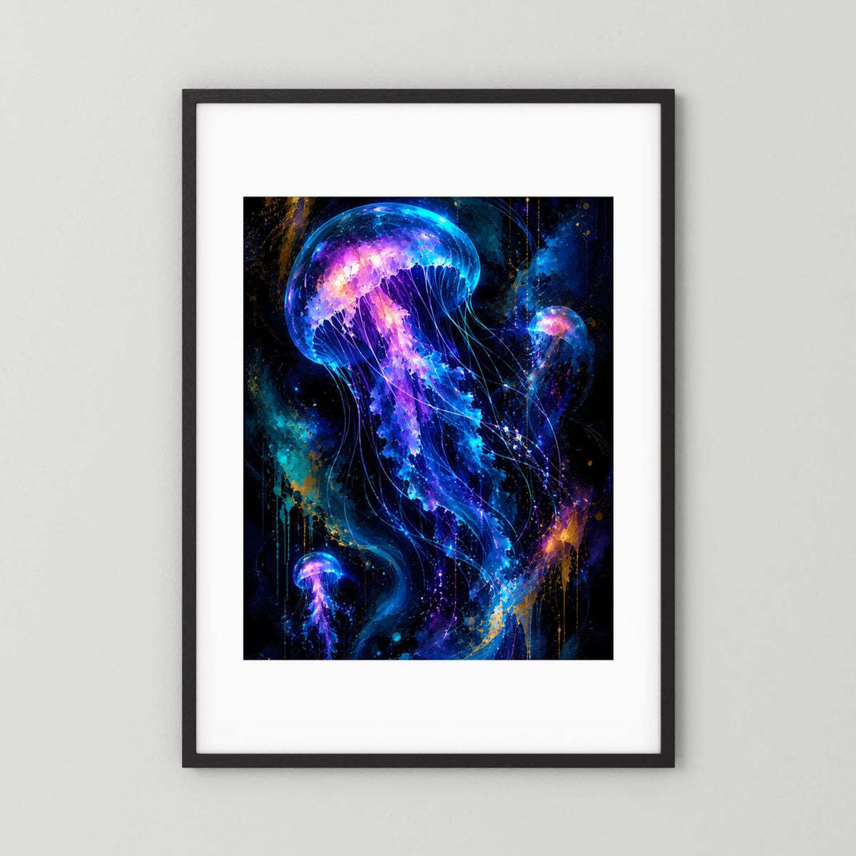 Poster im Hochformat: leuchtende Quallen in Neonblau und Violett, schwarzer Rahmen