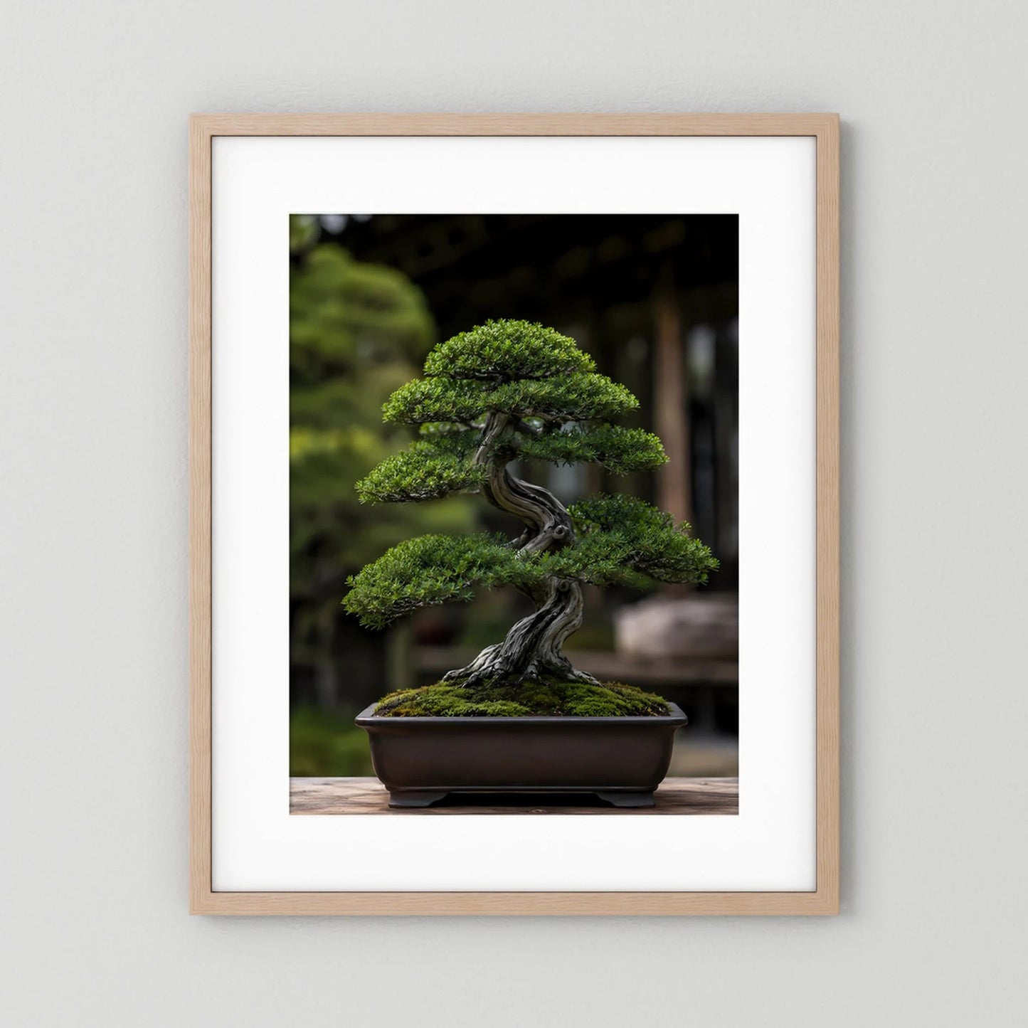 Hochformat-Poster mit Bonsai in Schale: grünes Blattwerk, dunkler Stamm im hellen Holzrahmen.