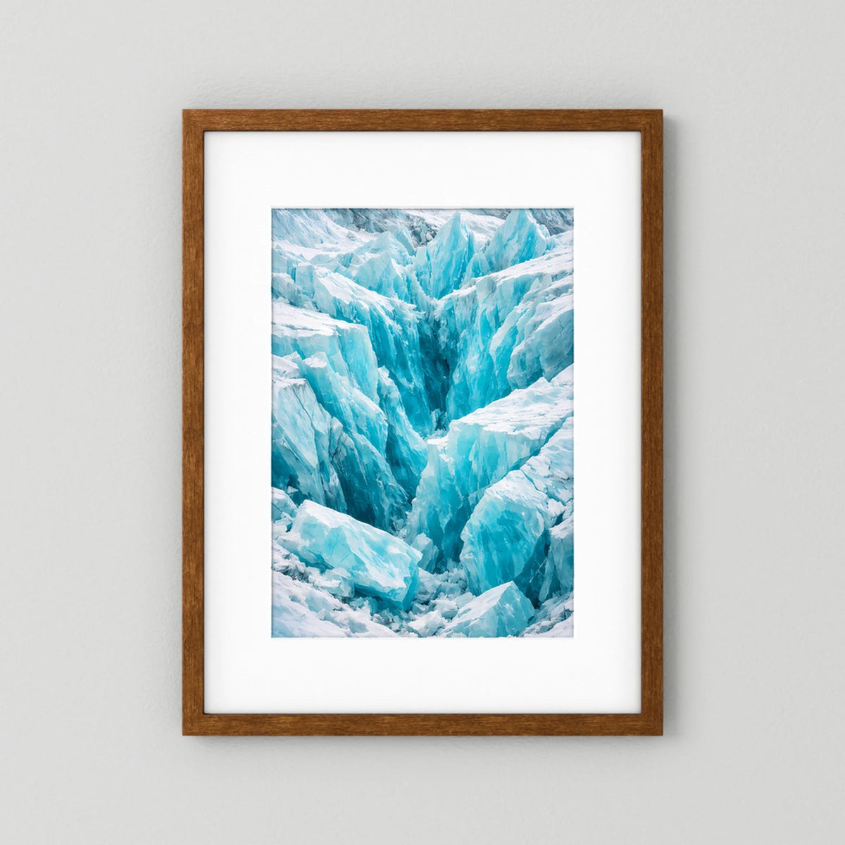 Hochformat-Poster mit türkisfarbenem Gletscher und weißen Eisschichten im braunen Holzrahmen