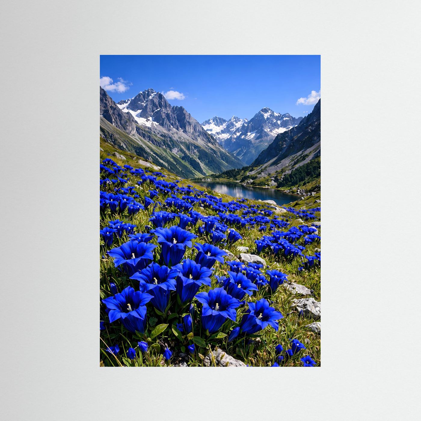 Hochformatiges Bergsee-Poster mit blauen Enzianblüten und Alpenpanorama