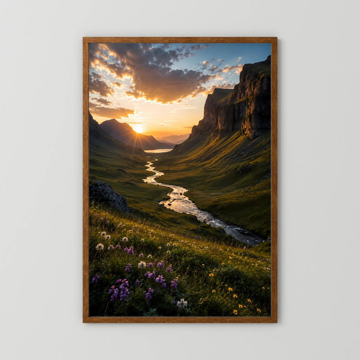 Poster im Hochformat mit braunem Holzrahmen: Sonnenuntergang und Fluss zwischen Klippen