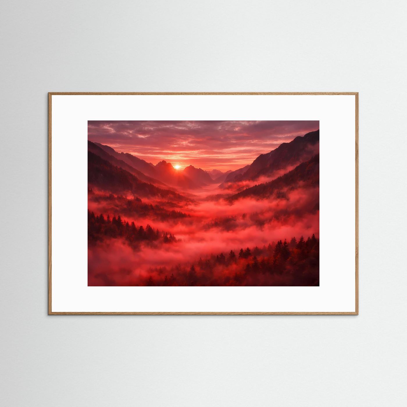 Wandposter mit roter Berglandschaft und Sonnenuntergang im hellen Holzrahmen, mit weißem Rand