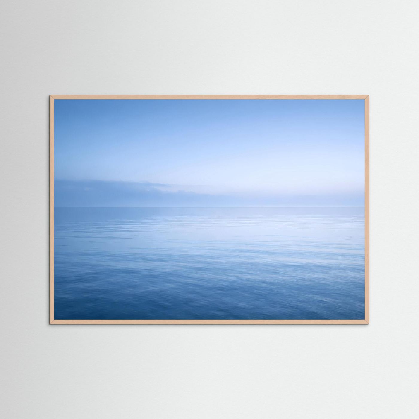 Meer-Wandbild Querformat mit hellbraunem Holzrahmen, sanfter Horizont über Wasserfläche.