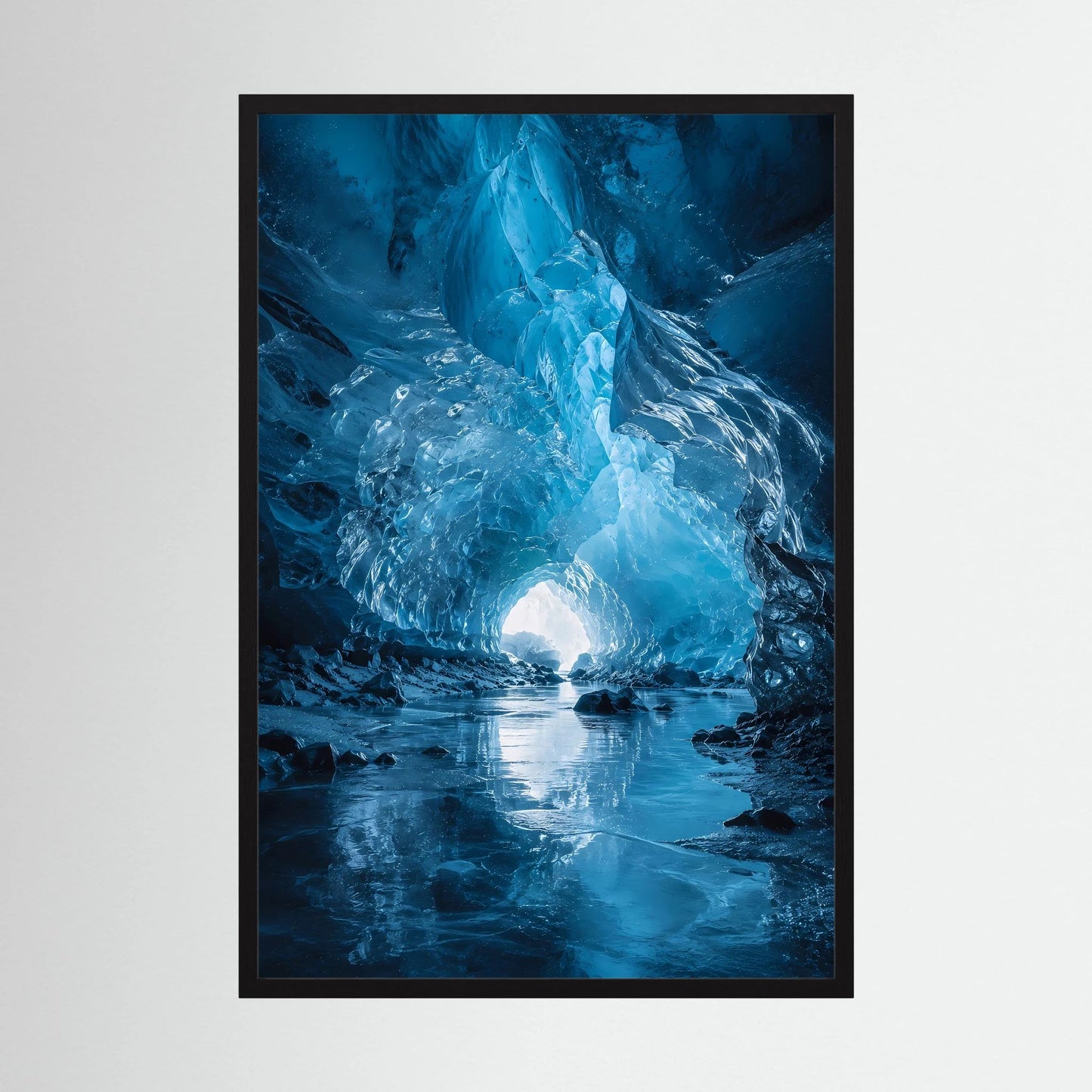 Poster im schwarzen Rahmen mit leuchtender Eishöhle in Blau und Eisreflexen