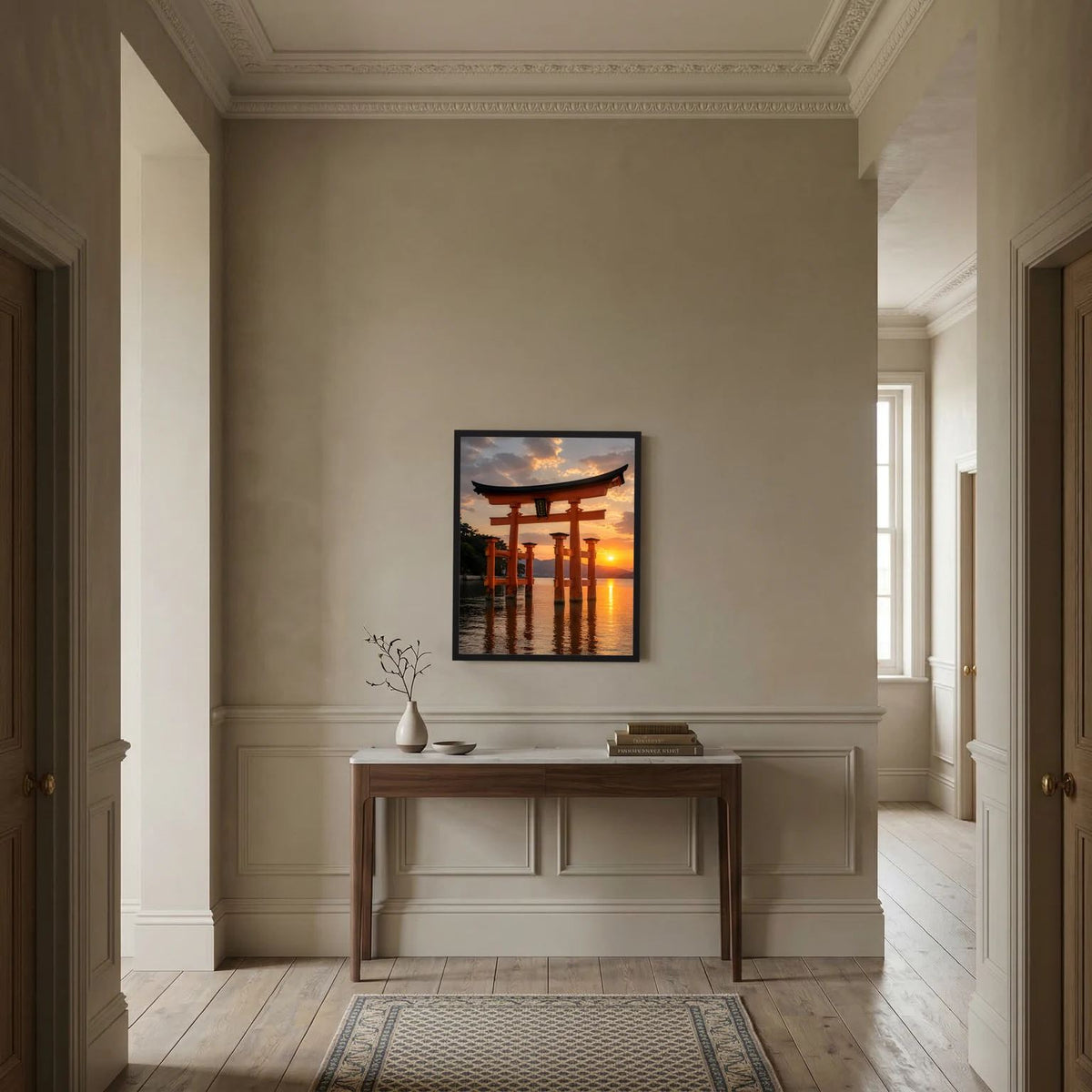 Gerahmtes Poster mit roten Torii-Toren am Wasser bei Sonnenuntergang
