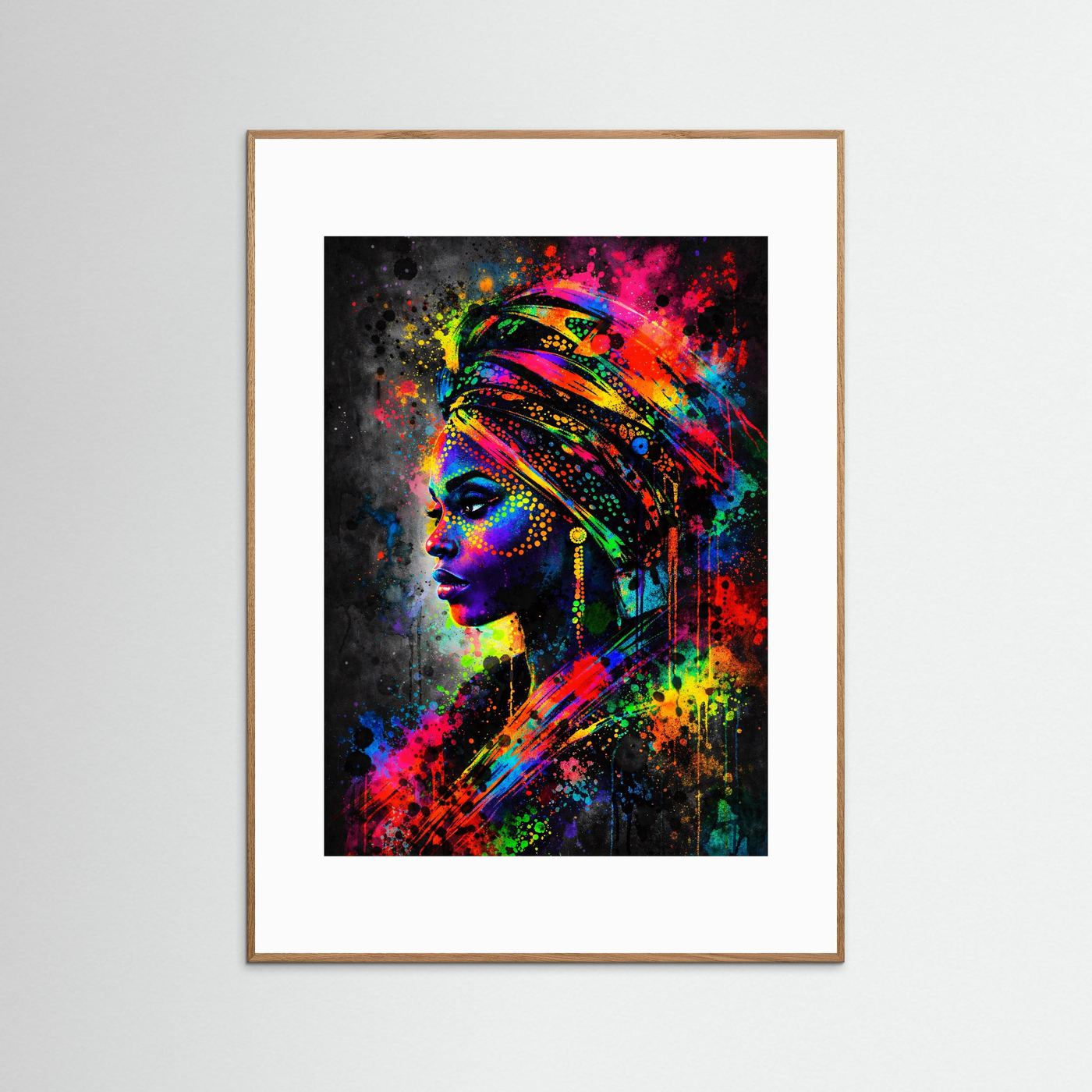 Neon-Pop-Art Porträtposter: Frau mit farbigem Kopfschmuck, hellbrauner Holzrahmen