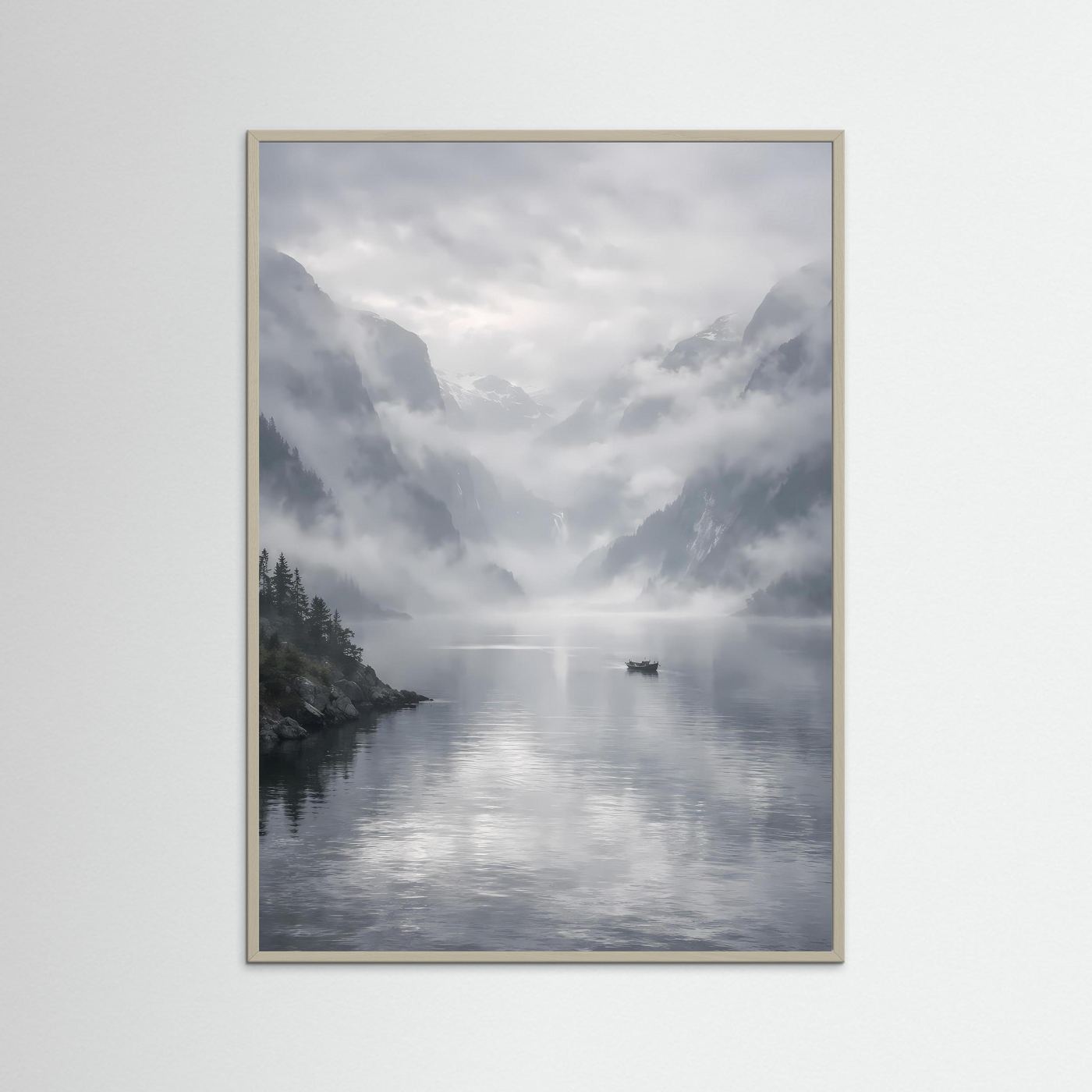 Poster im grauen Rahmen: Fjordlandschaft mit Boot im Nebel, ruhige Wasseroberfläche.