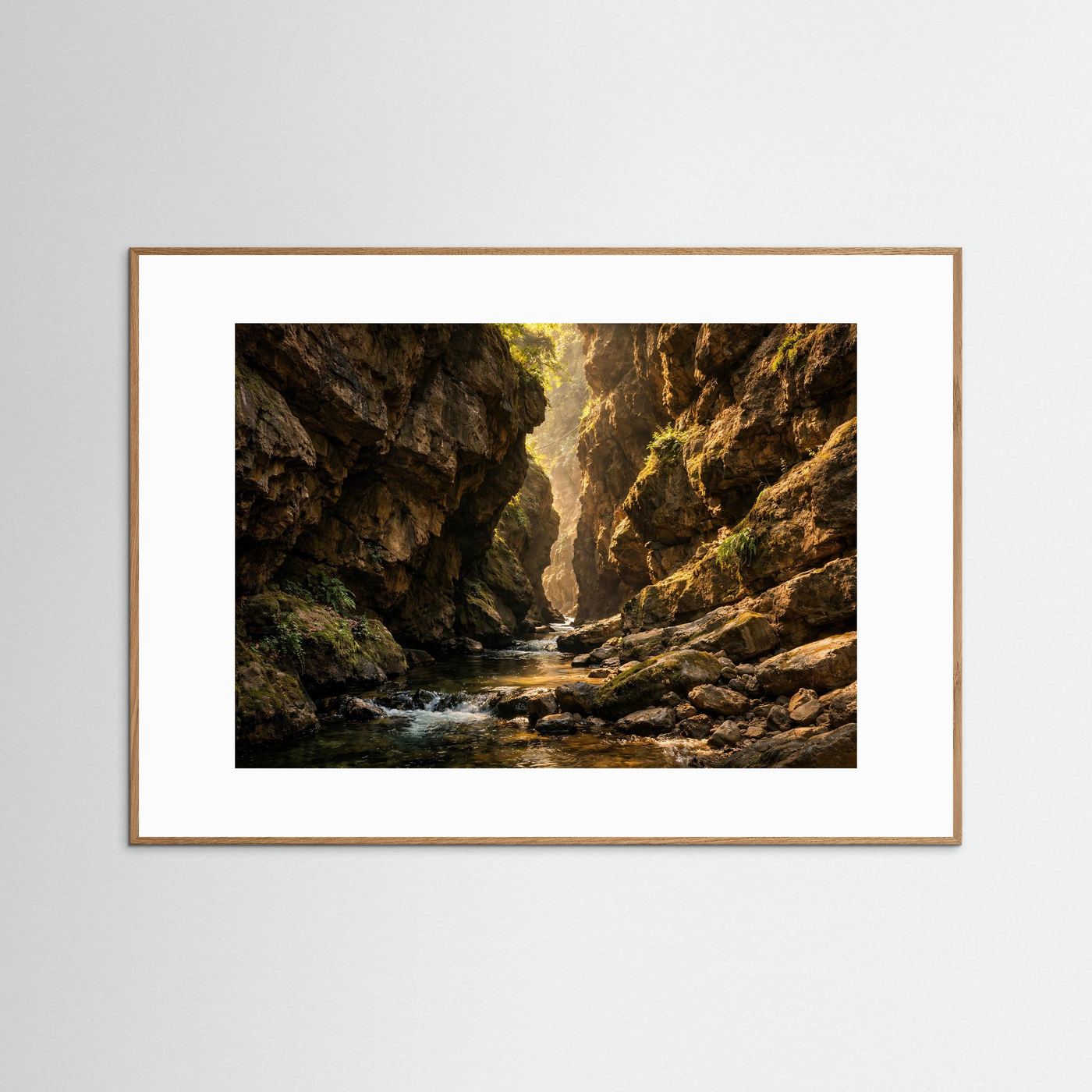 Schlucht-Poster mit Fluss in Felsenschlucht, brauner Holzrahmen und weißer Rand