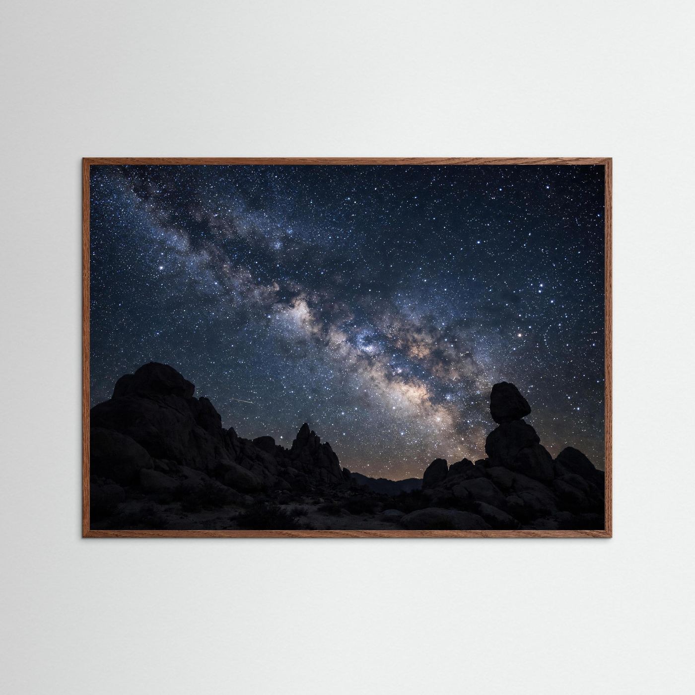 Poster Milchstraße über der Wüstenlandschaft | Majestätisches Sternenhimmel Wandbild