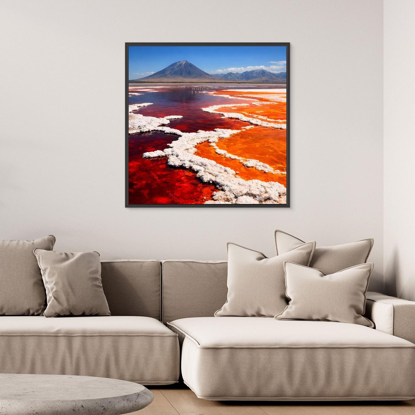 Gerahmtes Leinwandbild mit roter Lagune, weißen Salzflächen und blauem Bergpanorama