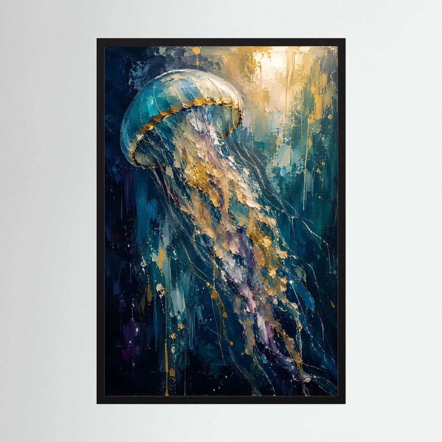 Wandbild mit abstrakter Qualle, Blau- und Goldtönen, schwarzer Rahmen, Hochformat.