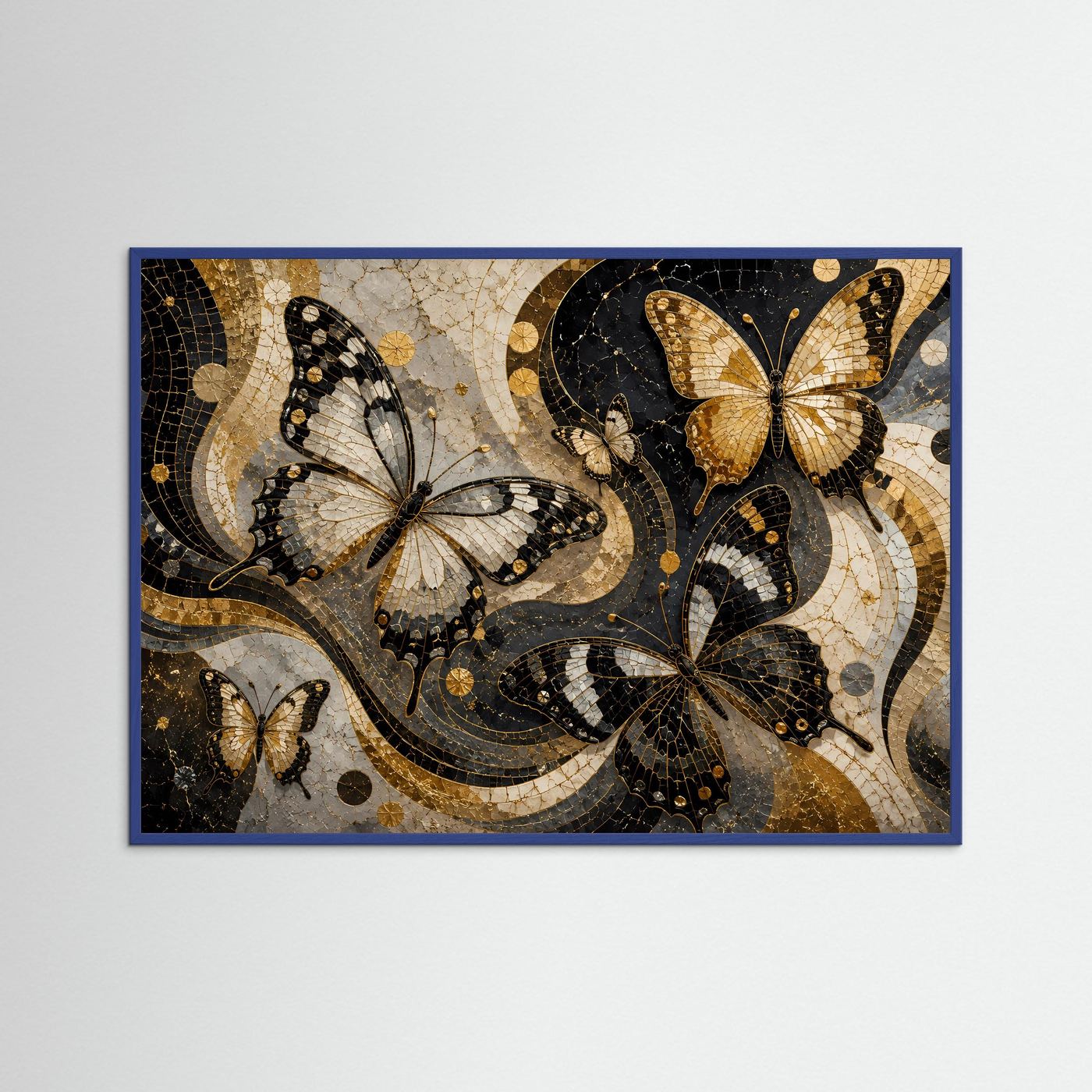 Poster mit Mosaik-Schmetterlingen in Schwarz und Gold im blauen Holzrahmen
