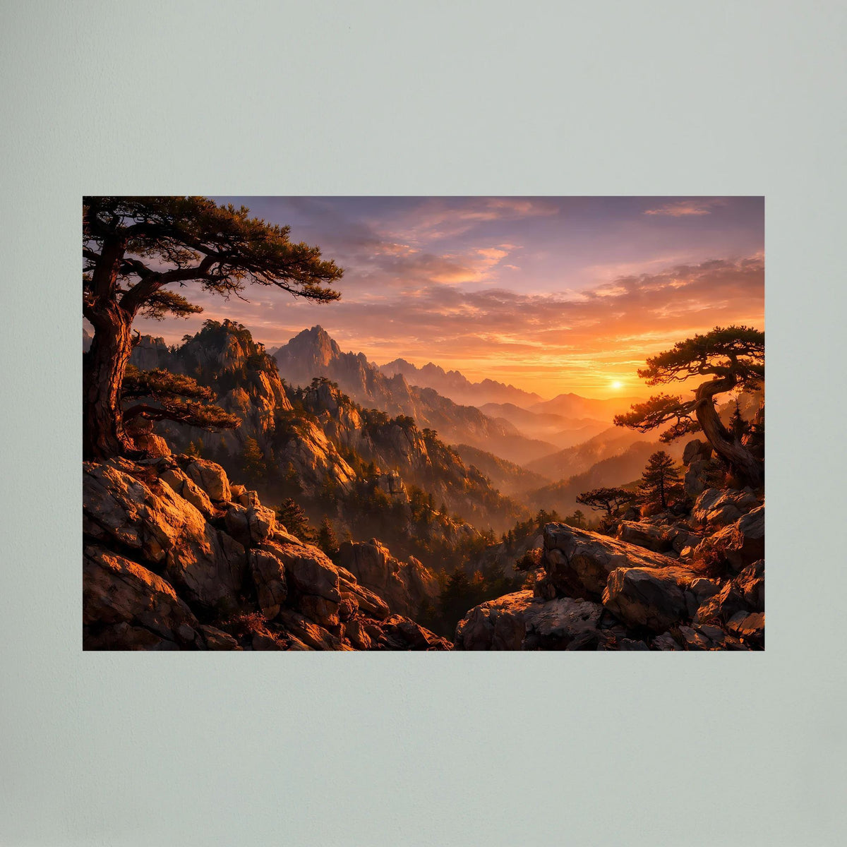 Querformatiges Wandposter mit Alpenlandschaft, Waldhängen und tiefstehender Sonne