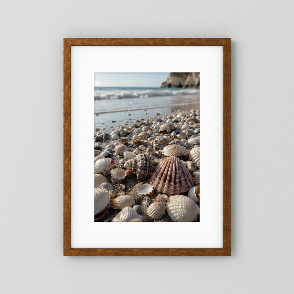 Hochformat-Poster mit Muschelstrand, brauner Holzrahmen, Muscheln im Vordergrund