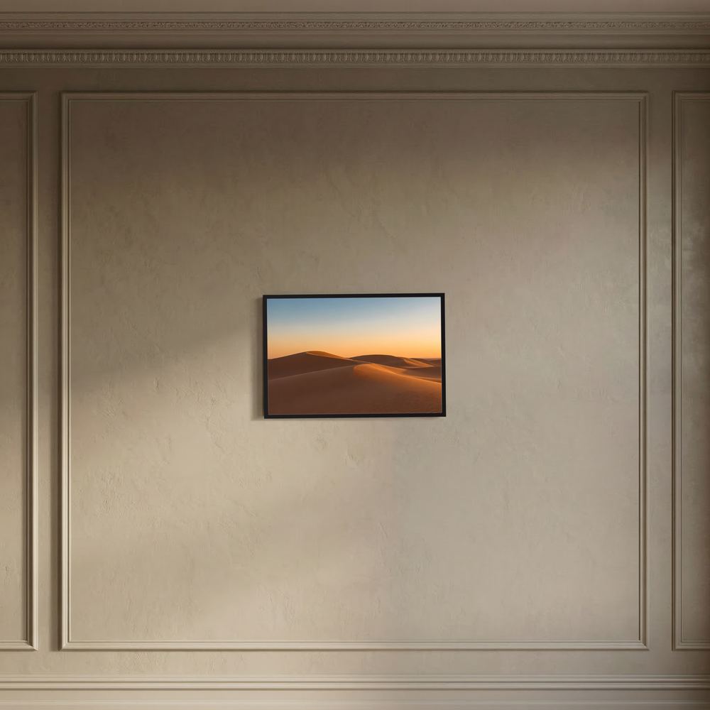 Wüstenlandschaft-Poster im Abendlicht, schwarz gerahmt