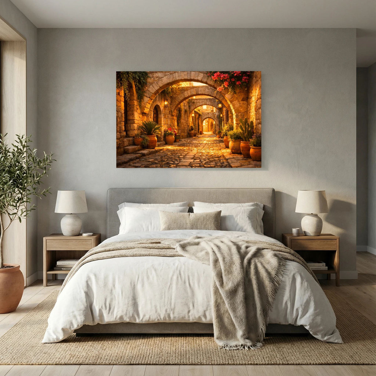 Poster im Querformat mit mediterraner Steinbogen-Gasse am Abend im Schlafzimmer