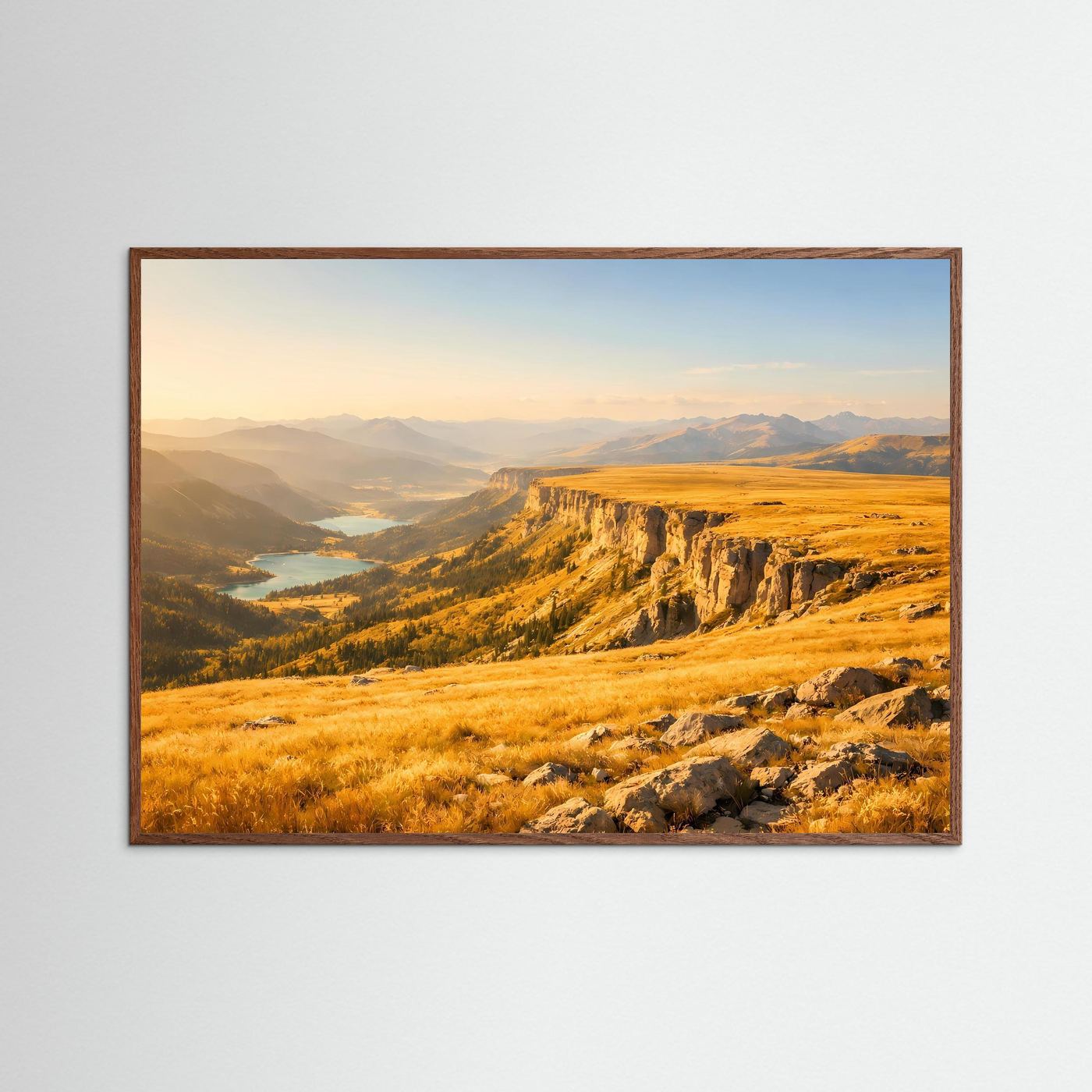 Poster im Querformat mit dunklem Eichenrahmen: goldene Bergwiese und Schlucht