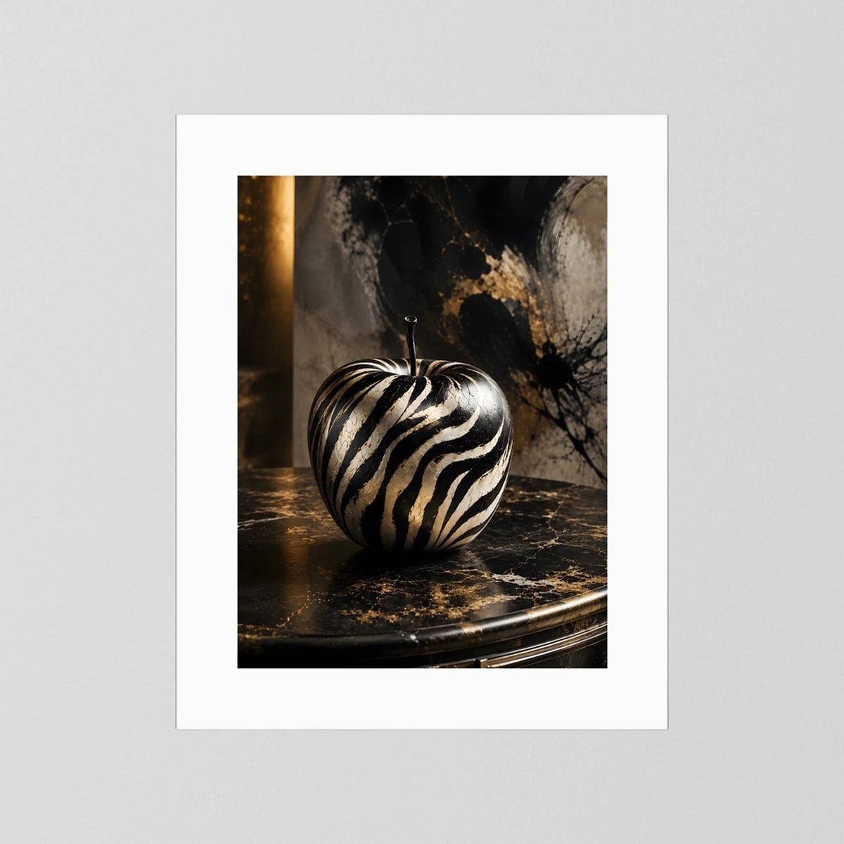 Kunstposter mit zebra-gestreiftem Apfel in weißem Passepartout ohne sichtbaren Rahmen