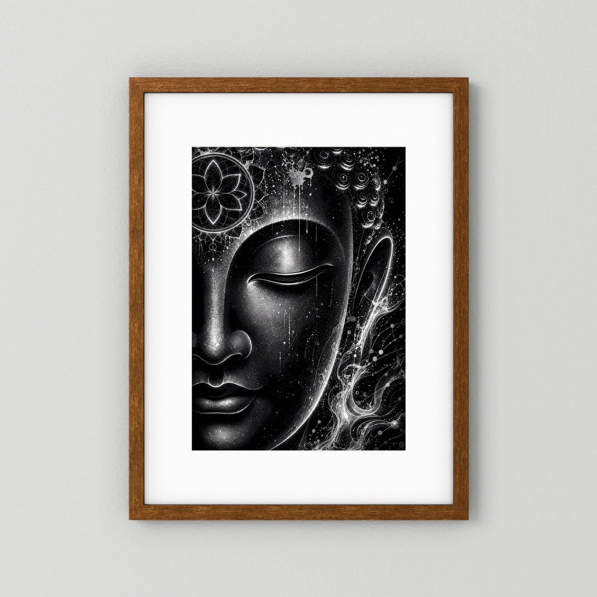 Gerahmtes Poster mit Buddha-Gesicht in Schwarzweiß, Mandala und Lichtenergien, Holzrahmen, Hochformat