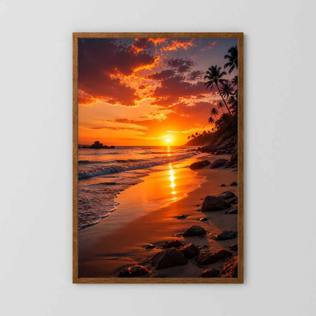 Fotoposter im braunen Holzrahmen: Strand bei Sonnenuntergang mit Palmen