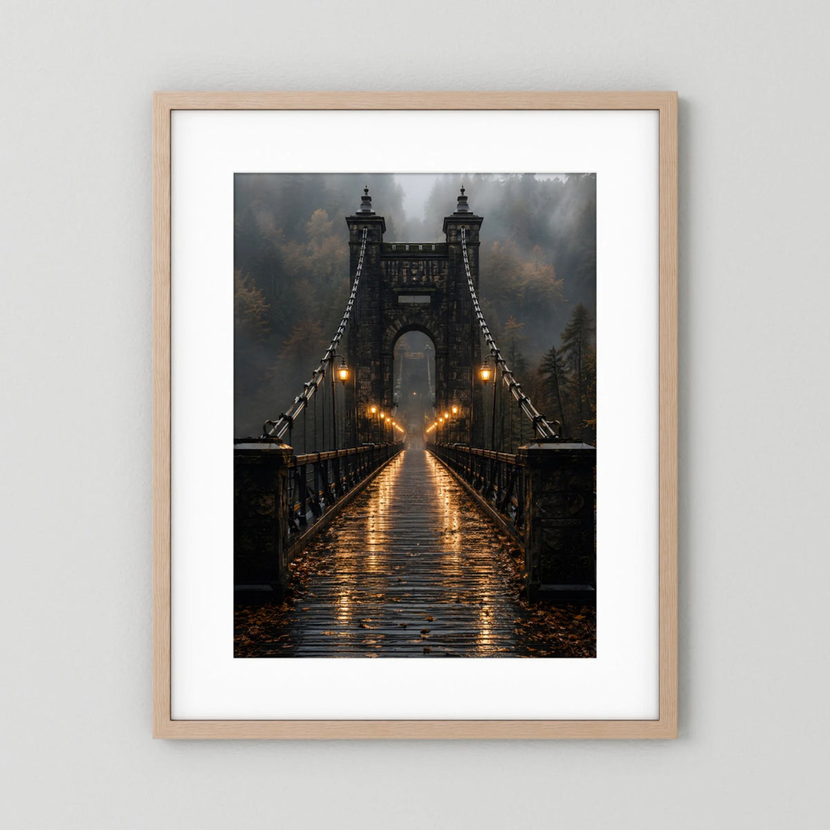 Hochformat-Poster der Hängebrücke im Nebelwald mit leuchtenden Laternen, beiger Holzrahmen