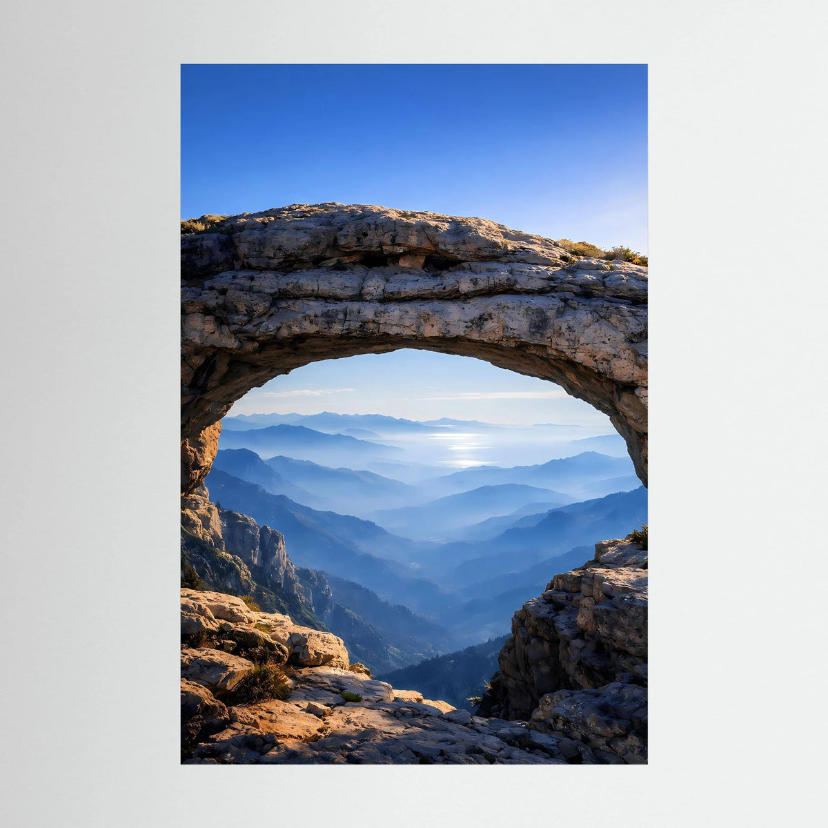 Hochformatiges Poster mit Felsbogen und Bergblick über weitreichendes Tal