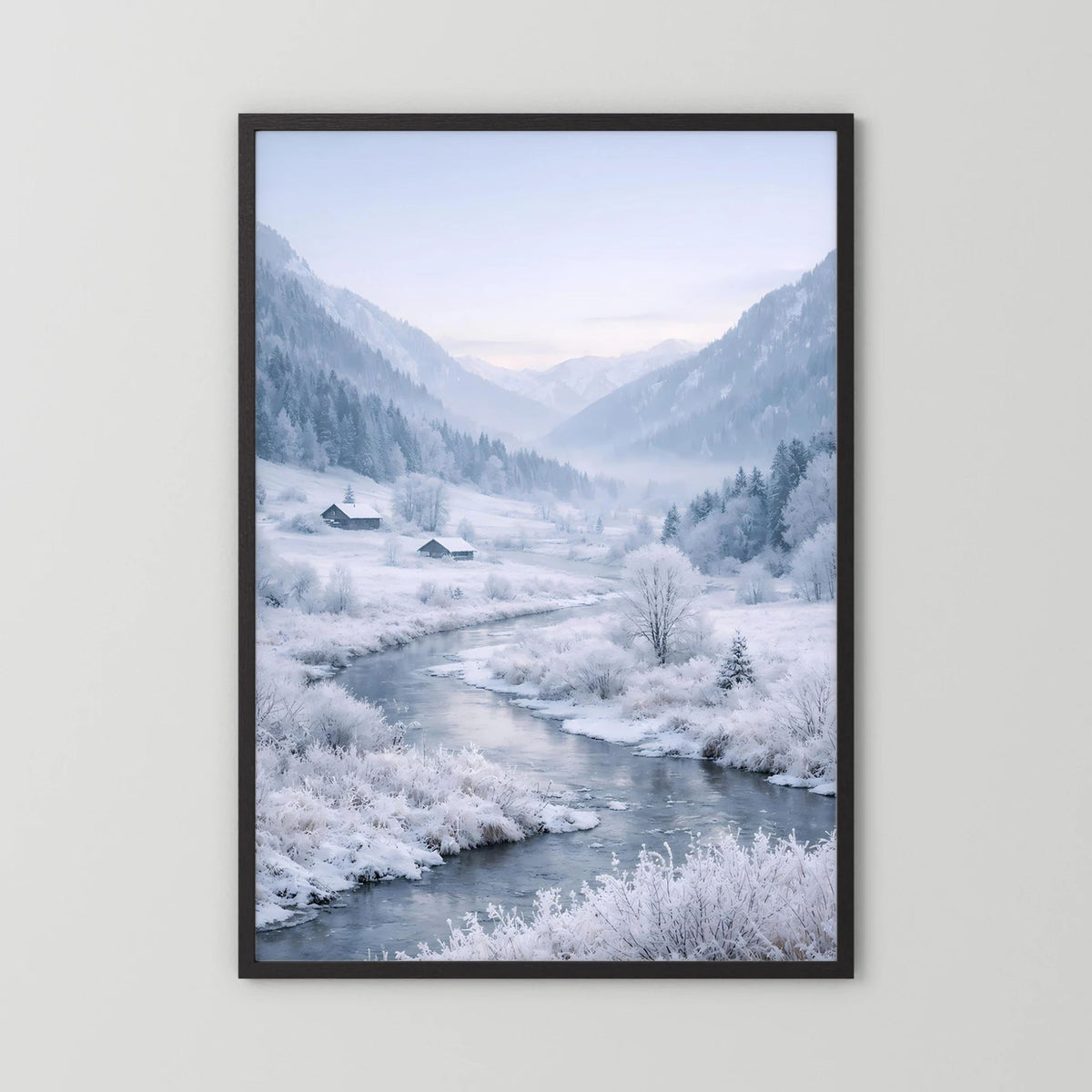 Winterliches Poster im schwarzen Rahmen mit verschneitem Flusstal, Hochformat