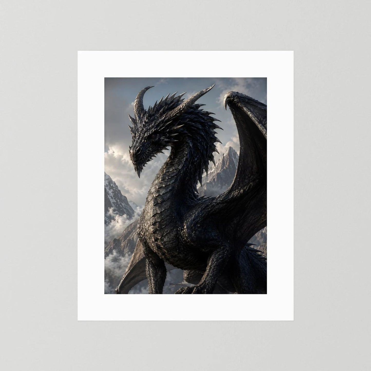 Fantasy-Drachenposter: schwarzer Drache in Berglandschaft, weißer Rand/Passpartout