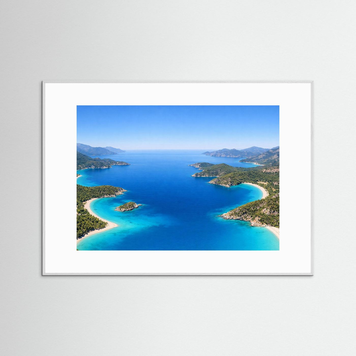 Poster mit Fotomotiv der Bucht und türkisblauem Wasser, weiß umrandet