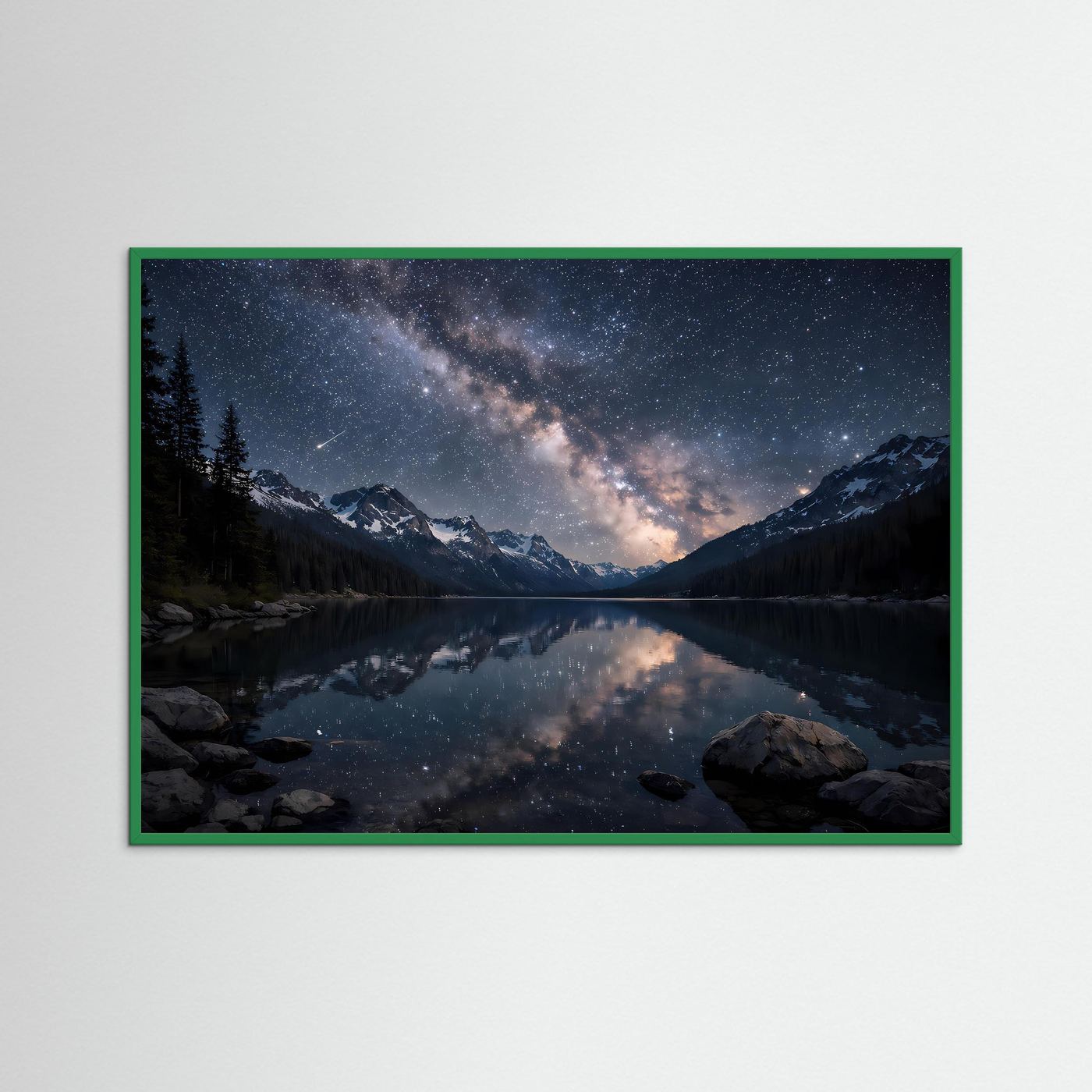 Panorama-Poster Querformat mit Sternenhimmel über Bergsee, im grünen Rahmen.