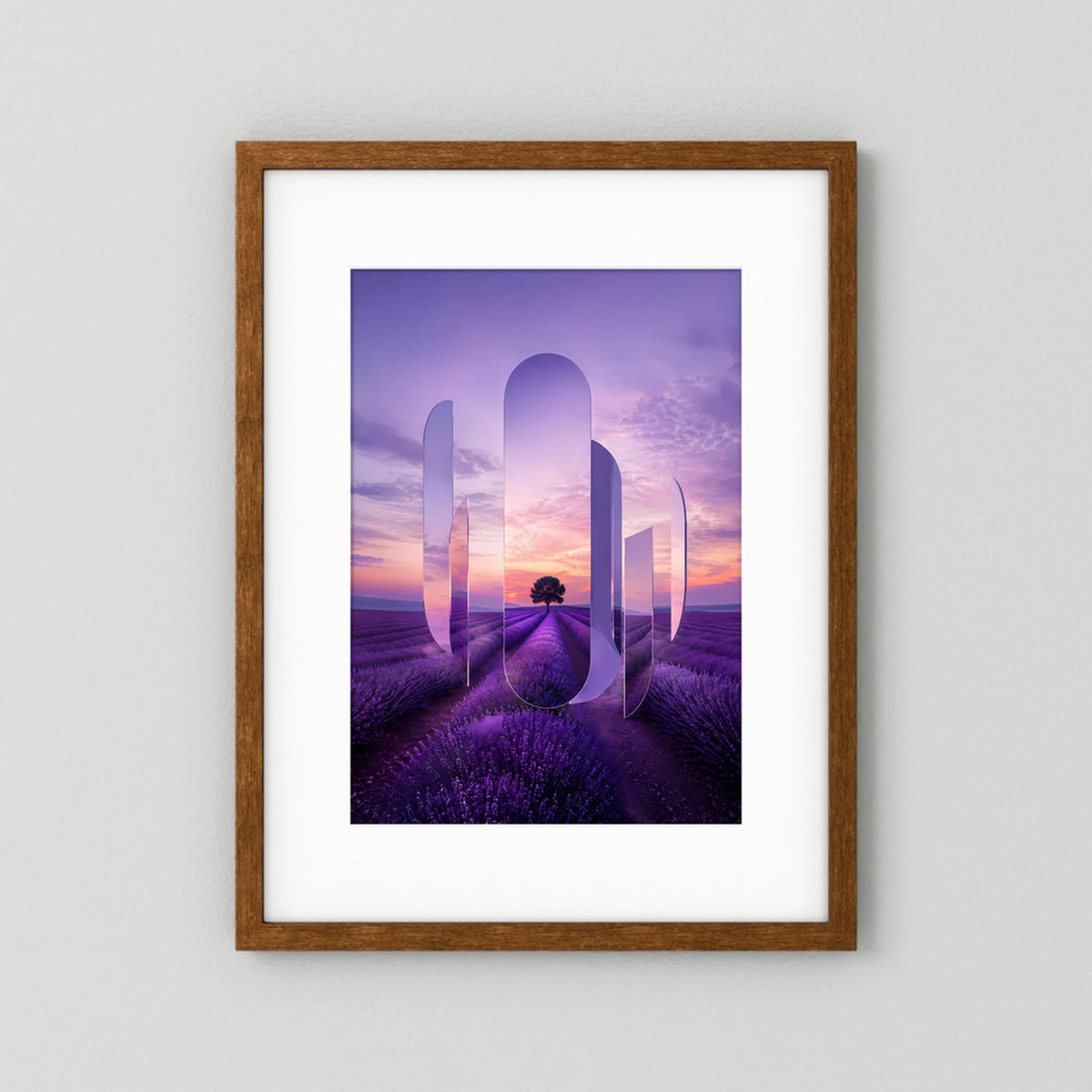 Poster im Hochformat mit braunem Holzrahmen und violettem Lavendelfeld-Sonnenuntergangsmotiv