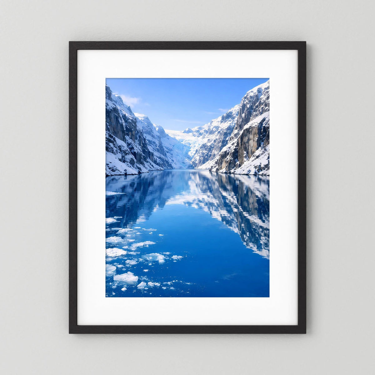 Gerahmtes Poster: Fjord mit Gletschereis in Blau, schwarzer Rahmen, Hochformat.