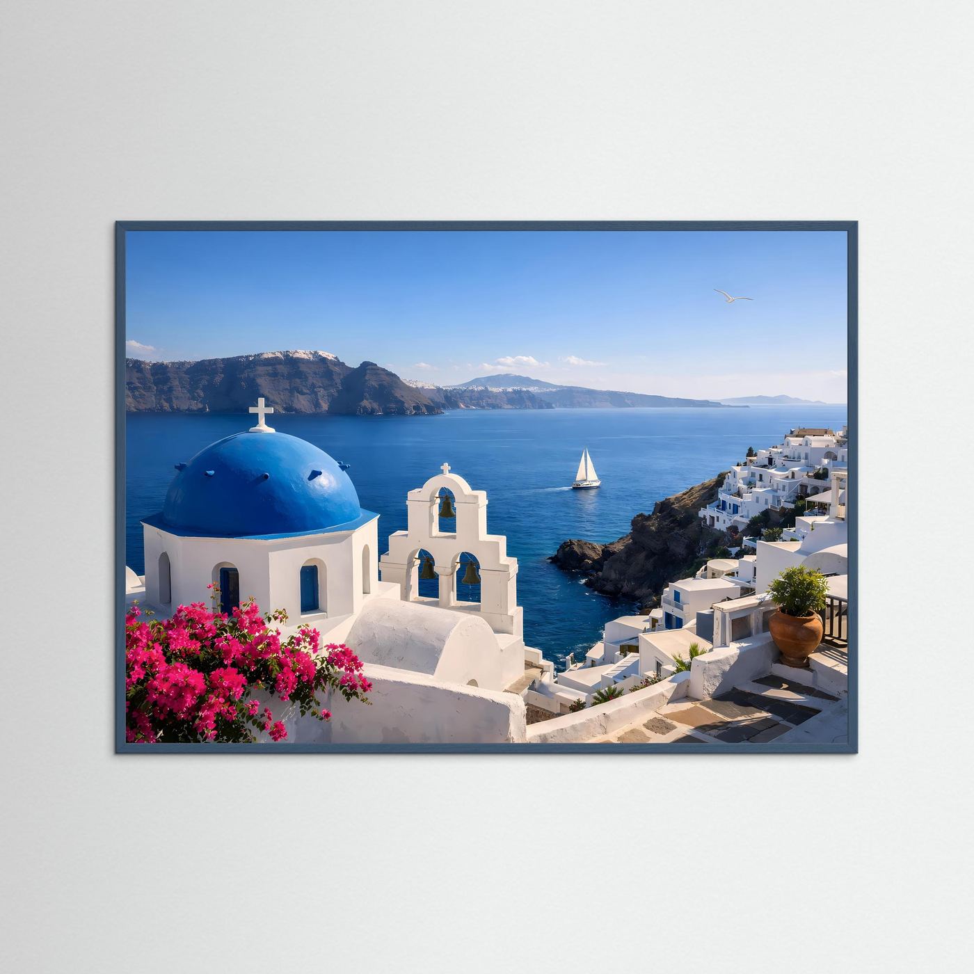 Poster Querformat: blaue Kuppelkirche, Meer und weiße Häuser mit pinken Blüten im blauem Rahmen.