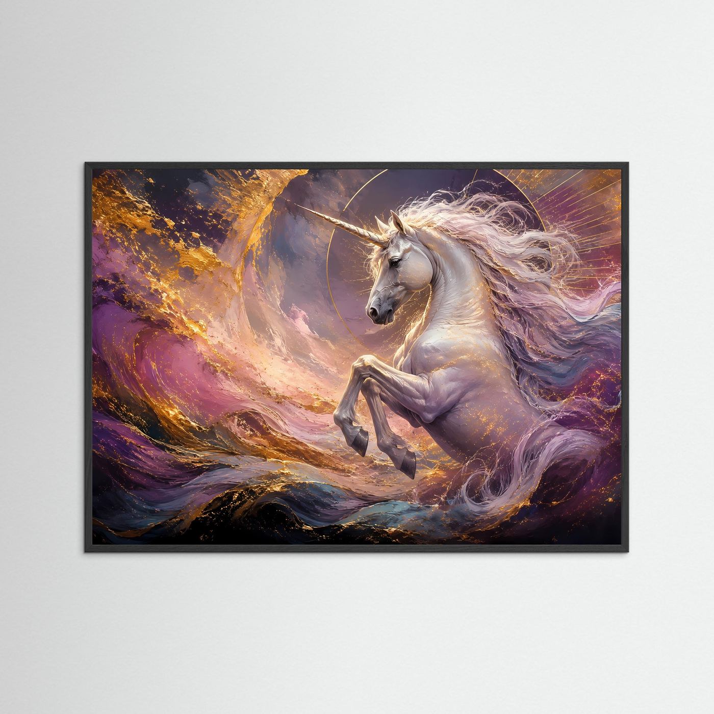 Fantasy-Poster im schwarzen Rahmen: silbernes Einhorn im Galopp, Nebel, Querformat