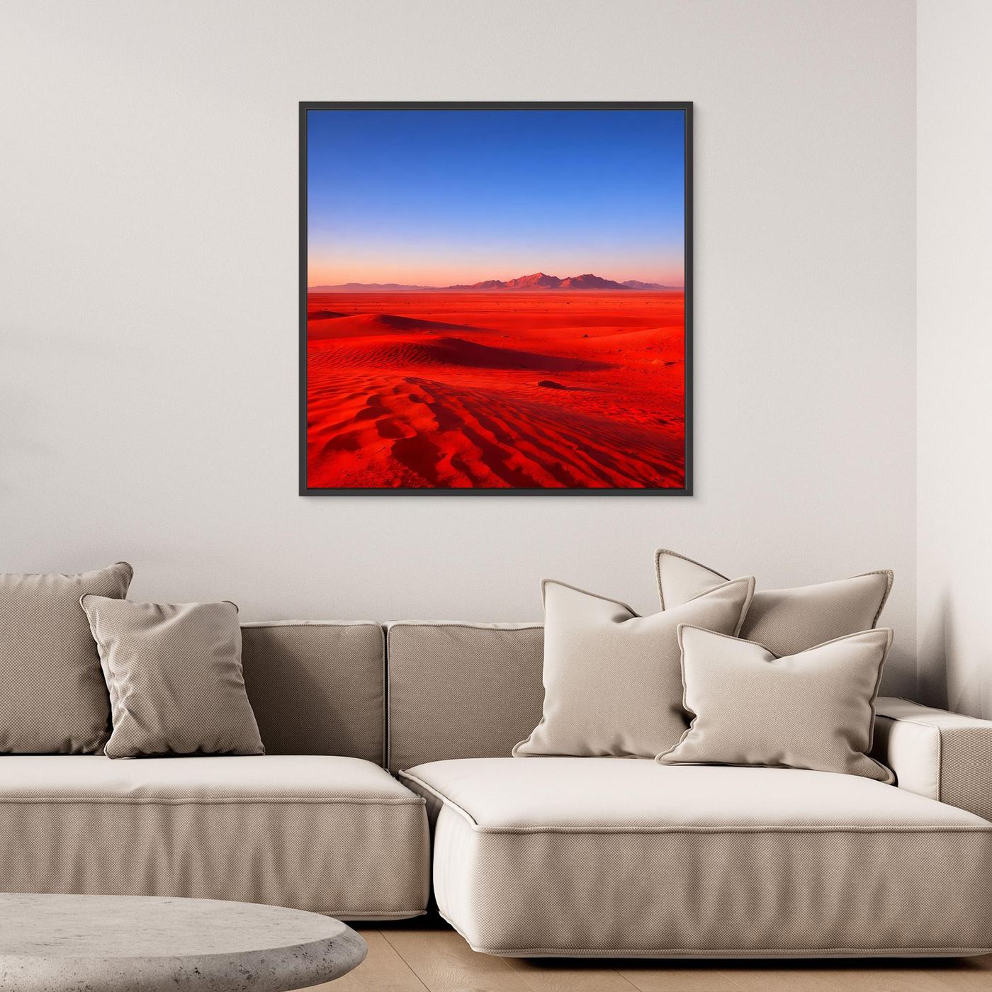 Gerahmtes Leinwandbild mit schwarzem Rahmen: rote Dünenlandschaft und Himmel bei Dämmerung