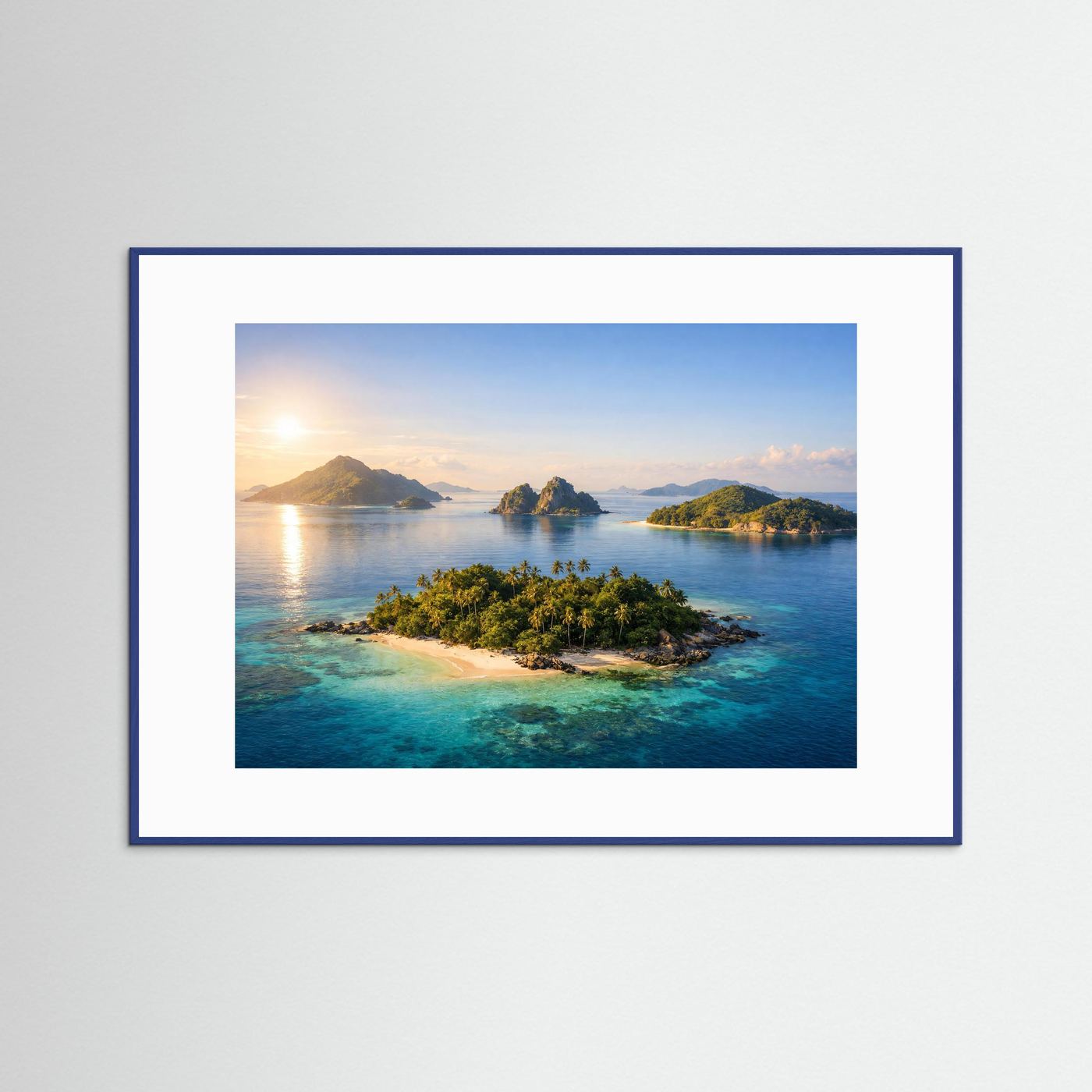 Querformat-Poster mit Inselküste, türkisfarbenem Wasser und Sonnenaufgang; blauer Rahmen