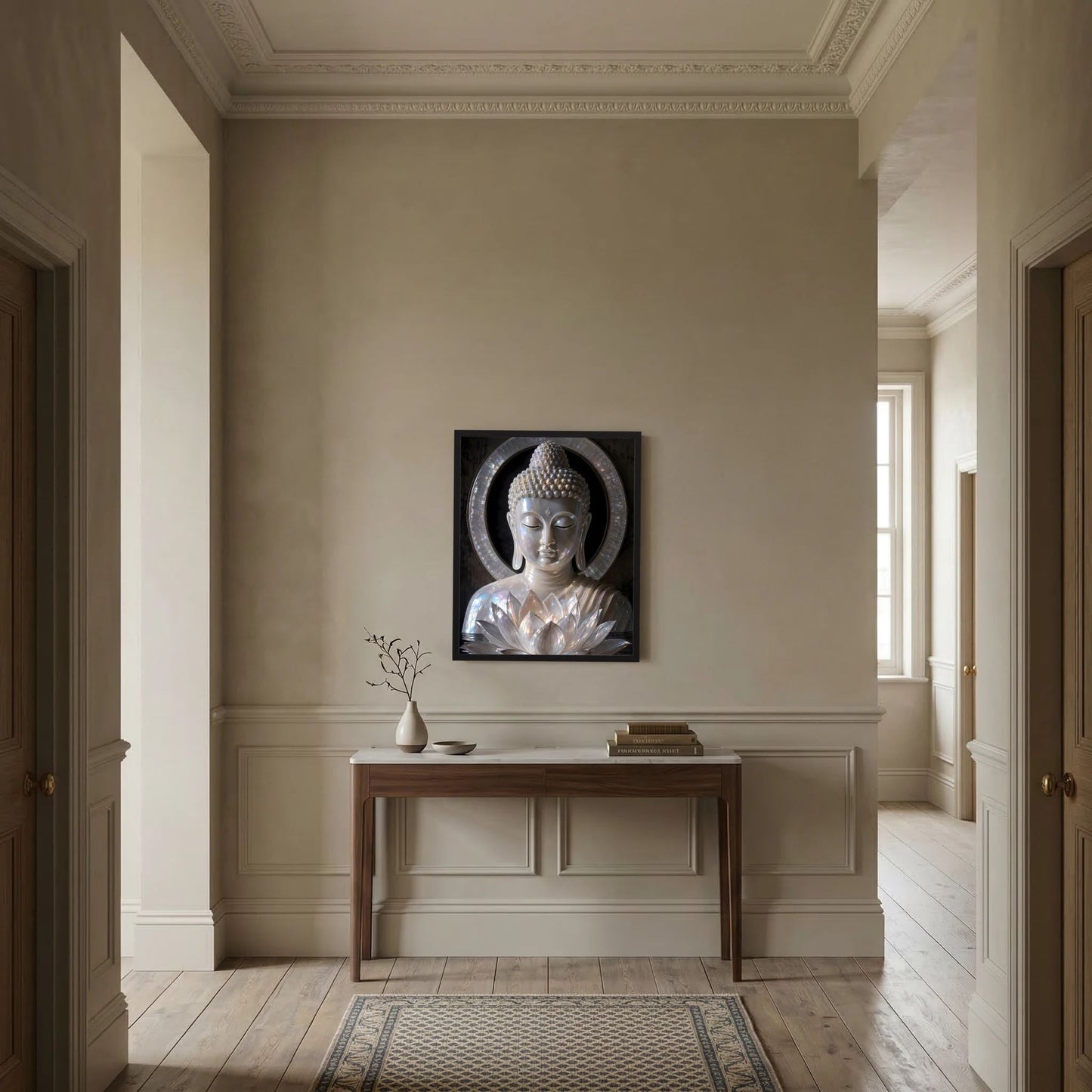 Wandbild im schwarzen Rahmen: silberner Buddha mit Lotusblüten und Halo