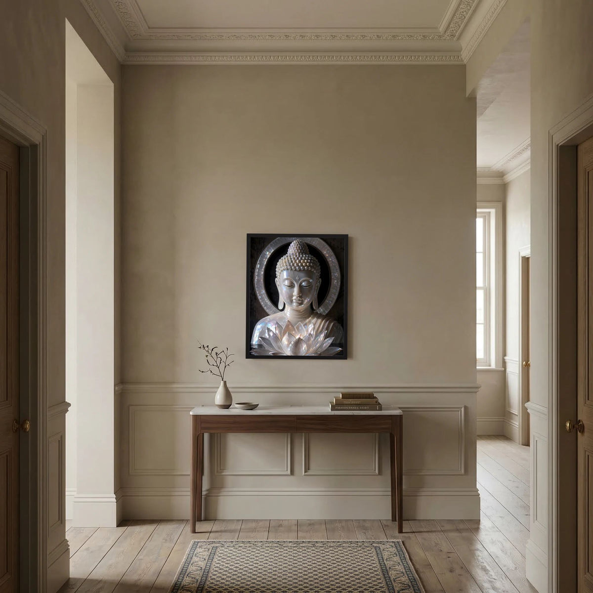 Wandbild im schwarzen Rahmen: silberner Buddha mit Lotusblüten und Halo