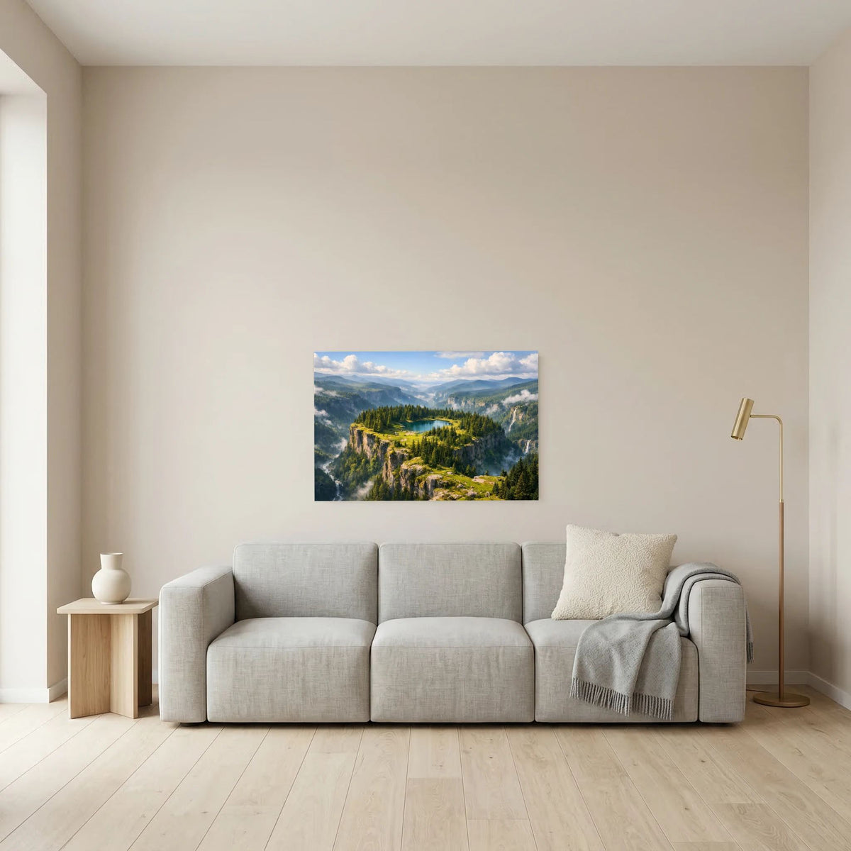 Wandbild im Querformat mit Bergsee auf Felsplateau und dichtem Nadelwald